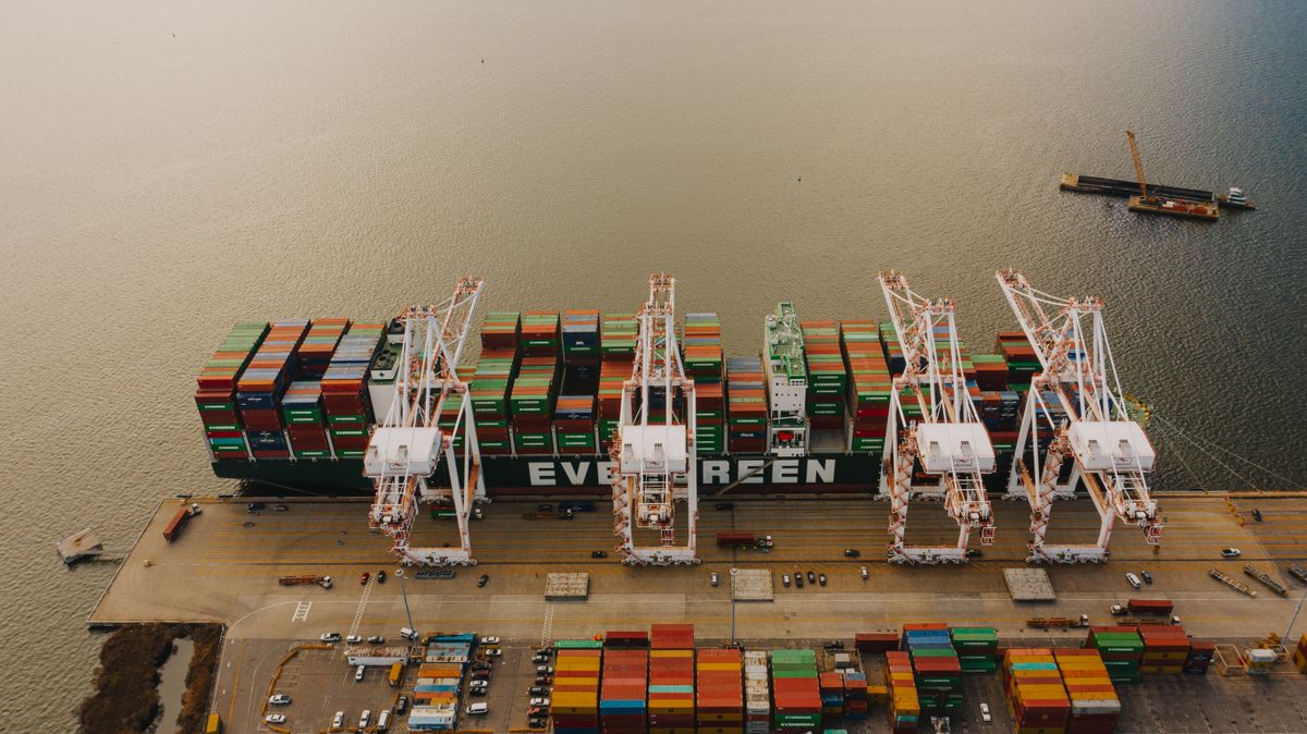 Shipboard containers and quay-side loading cranes